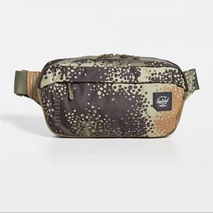 Herschel Supply Company Tour Medium Camo